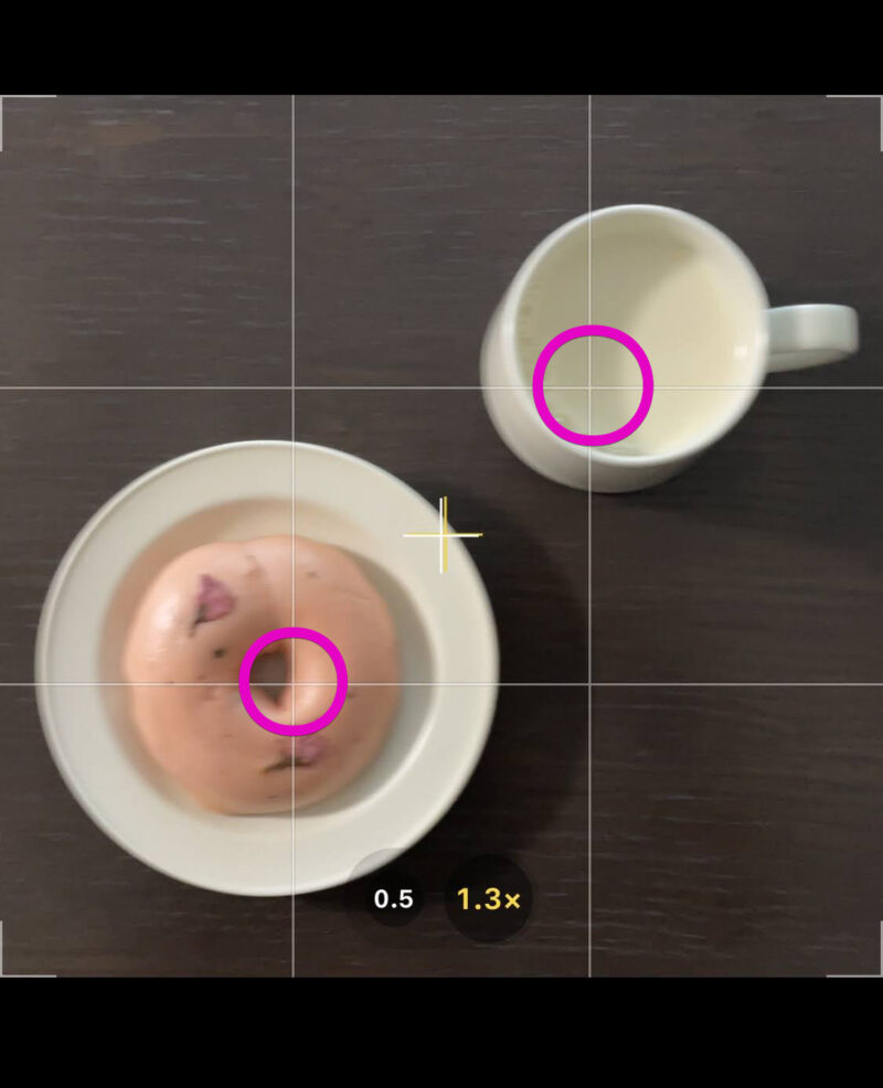 カメラアプリでグリッド線の交点にお皿やカップを置く図